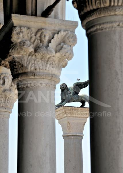 Leone Alato fra le colonne del Palazzo Ducale