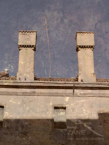 One antenna, two smokestacks and three pigeons. Oratorio dei Crociferi, Venice