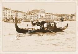 Gondola settecentesca (riproduzione) in bacino San Marco