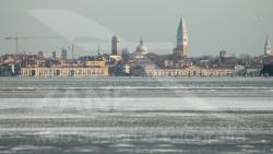 Venezia si specchia sulla laguna ghiacciata