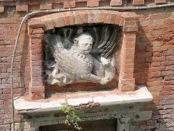 Leone alato in nicchia di mattoni