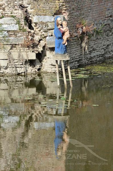 Statua in legno della Madonna dell'acqua lurida che tappa il naso del Bambinello (07/2022)naso del Bambinello (07/2022)