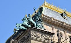 Teatro Nazionale di Praga. Dettaglio della Triga (tiro a 3 cavalli) con la Vittoria alata