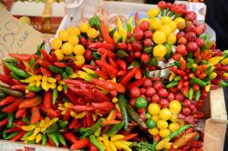 Peperoncini al banco frutta. Roma, Campo dei Fiori