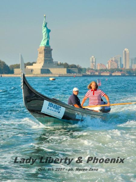 The gondola Phoenix and Lady Liberty. Photo taken during the transfer to Staten Island after the end of the rowing
expedition from Albany to Ground Zero (NYC).