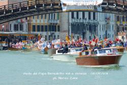 Visita del Papa Benedetto XVI a Venezia. 
In Canal Grande sotto il ponte dell'Accademia, accompagnato dal corteo delle remiere