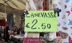 Canevasse al mercato di Abano Terme. Per i foresti si tratta di canovacci da cucina